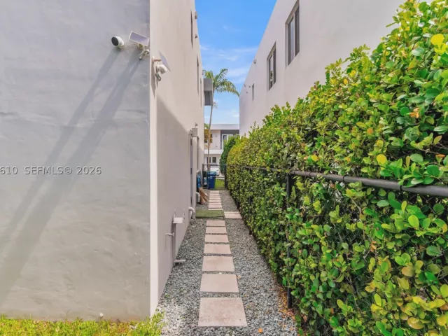 5-bedroom home for rent in Doral - 9730 NW 74th Ter - MondialRealty