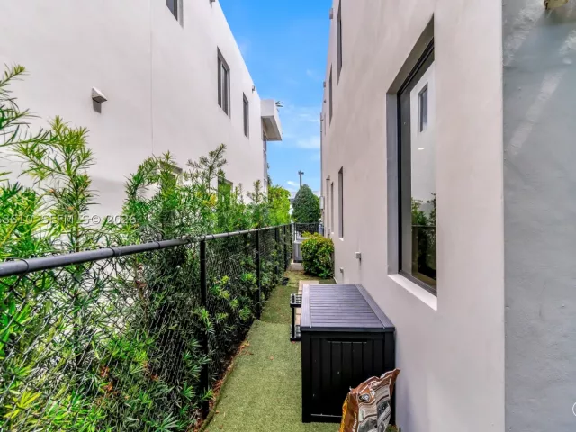 5-bedroom home for rent in Doral - 9730 NW 74th Ter - MondialRealty