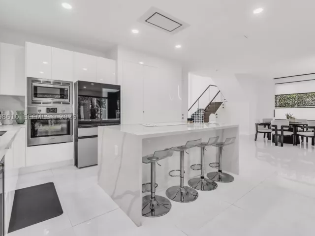 5-bedroom home for rent in Doral - 9730 NW 74th Ter - MondialRealty