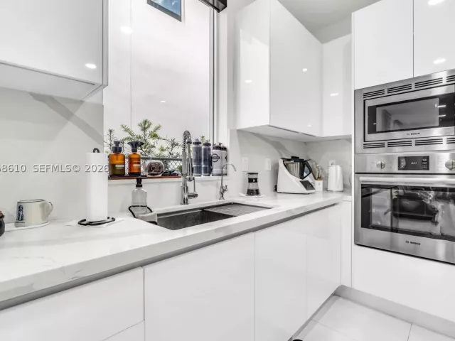 5-bedroom home for rent in Doral - 9730 NW 74th Ter - MondialRealty