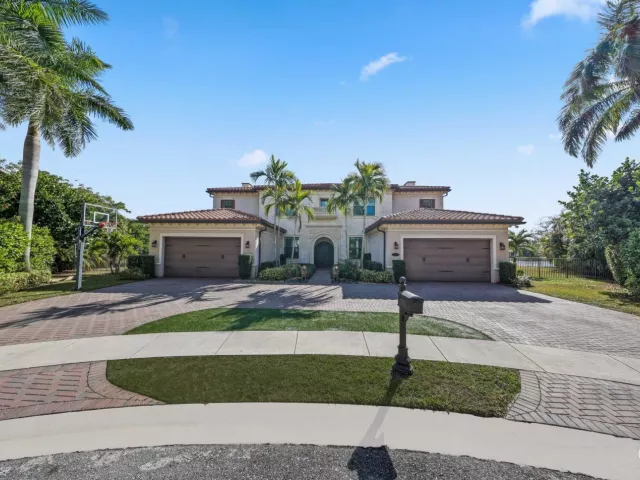 6-bedroom home for sale in Boca Raton - 17511 Cadena Drive - MondialRealty