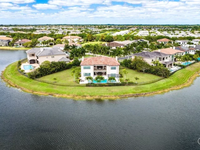 6-bedroom home for sale in Boca Raton - 17511 Cadena Drive - MondialRealty