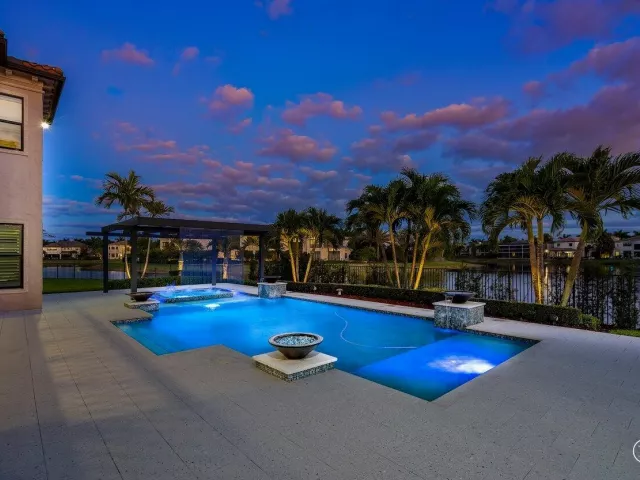 6-bedroom home for sale in Boca Raton - 17511 Cadena Drive - MondialRealty