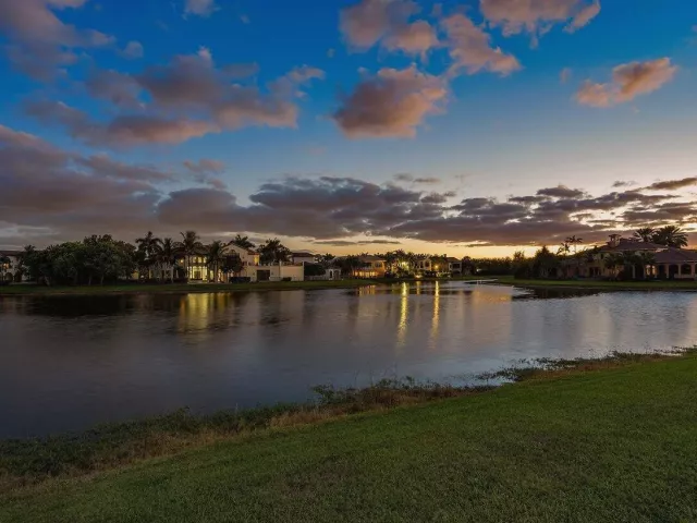 6-bedroom home for sale in Boca Raton - 17511 Cadena Drive - MondialRealty