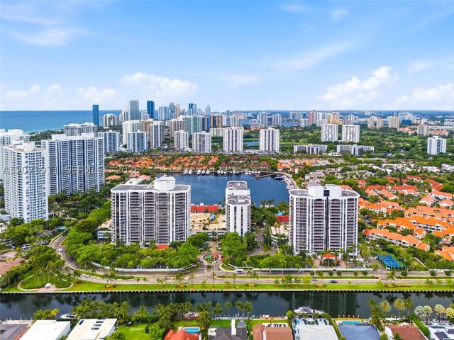 2-bedroom condo for rent in Aventura - 3610 Yacht Club Dr 1115 - MondialRealty