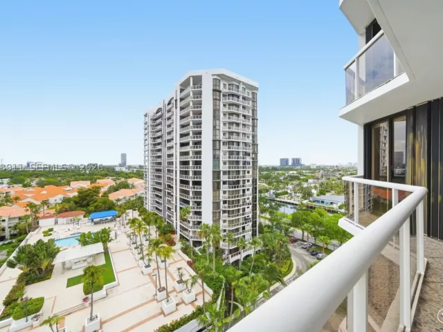 2-bedroom condo for rent in Aventura - 3610 Yacht Club Dr 1115 - MondialRealty