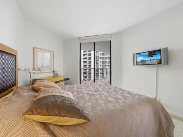 2-bedroom condo for rent in Aventura - 3610 Yacht Club Dr 1115 - MondialRealty