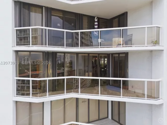 2-bedroom condo for rent in Aventura - 3610 Yacht Club Dr 1115 - MondialRealty