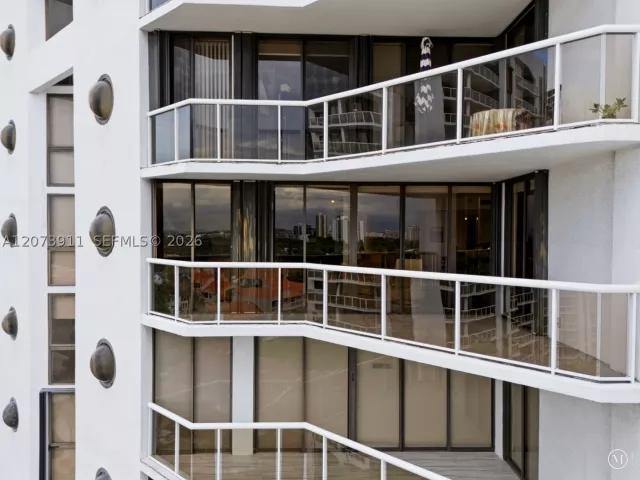 2-bedroom condo for rent in Aventura - 3610 Yacht Club Dr 1115 - MondialRealty