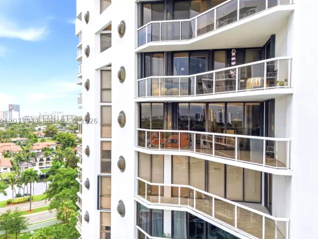 2-bedroom condo for rent in Aventura - 3610 Yacht Club Dr 1115 - MondialRealty