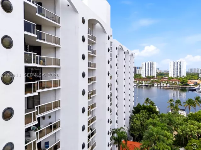 2-bedroom condo for rent in Aventura - 3610 Yacht Club Dr 1115 - MondialRealty