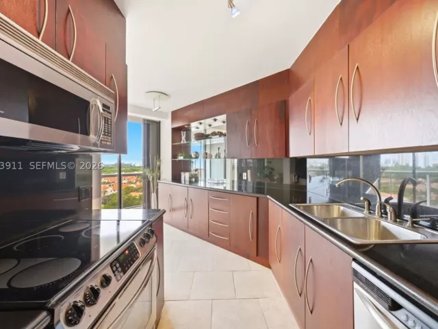 2-bedroom condo for rent in Aventura - 3610 Yacht Club Dr 1115 - MondialRealty