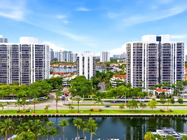 2-bedroom condo for rent in Aventura - 3610 Yacht Club Dr 1115 - MondialRealty