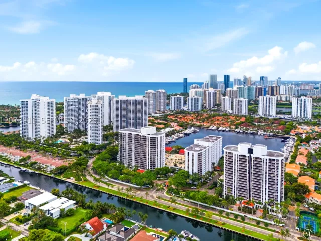 2-bedroom condo for rent in Aventura - 3610 Yacht Club Dr 1115 - MondialRealty