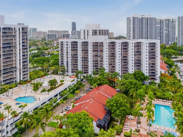 2-bedroom condo for rent in Aventura - 3610 Yacht Club Dr 1115 - MondialRealty