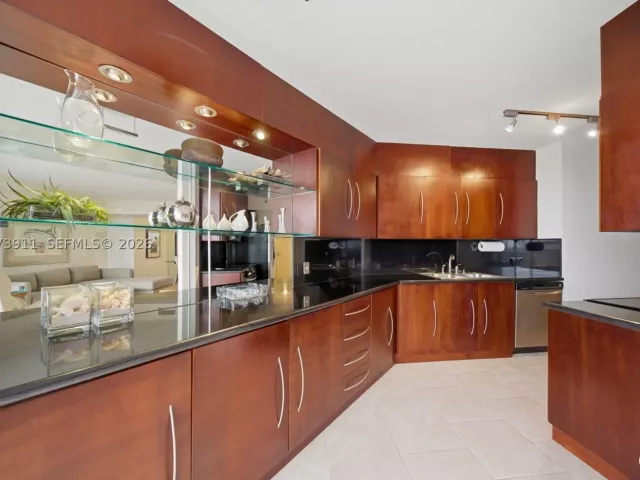 2-bedroom condo for rent in Aventura - 3610 Yacht Club Dr 1115 - MondialRealty