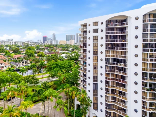2-bedroom condo for rent in Aventura - 3610 Yacht Club Dr 1115 - MondialRealty