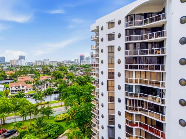 2-bedroom condo for rent in Aventura - 3610 Yacht Club Dr 1115 - MondialRealty