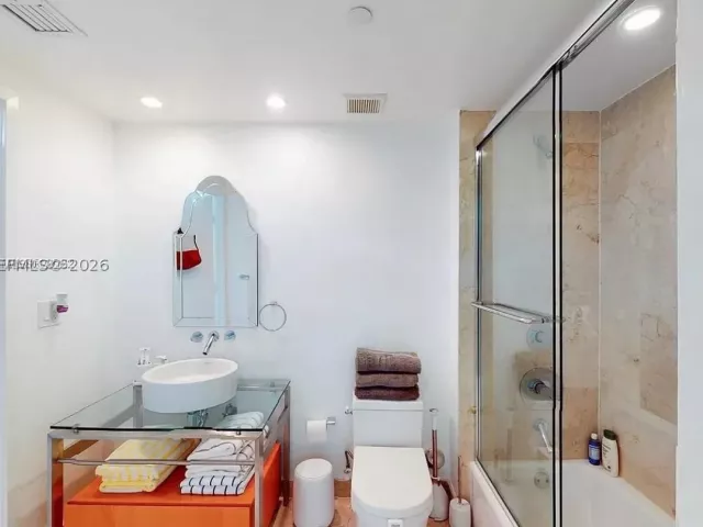 2-bedroom condo for rent in Miami Beach - 6000 Collins Ave 124 - MondialRealty