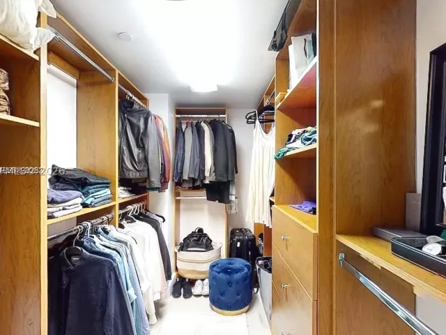 2-bedroom condo for rent in Miami Beach - 6000 Collins Ave 124 - MondialRealty