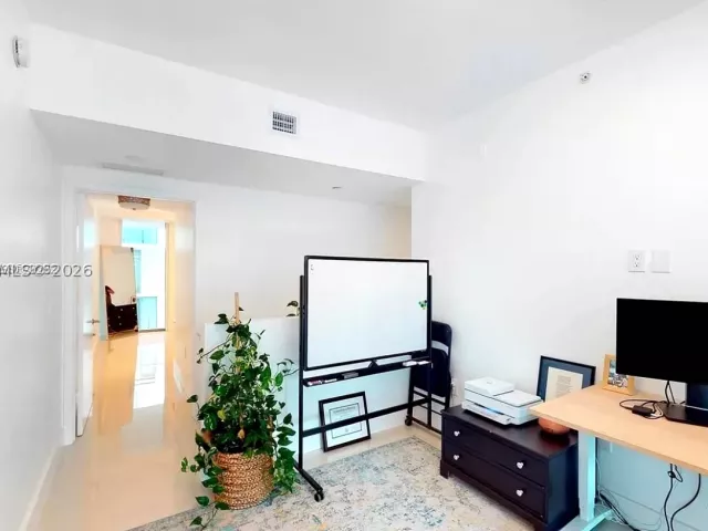 2-bedroom condo for rent in Miami Beach - 6000 Collins Ave 124 - MondialRealty