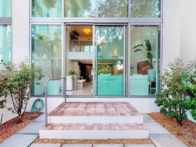 2-bedroom condo for rent in Miami Beach - 6000 Collins Ave 124 - MondialRealty