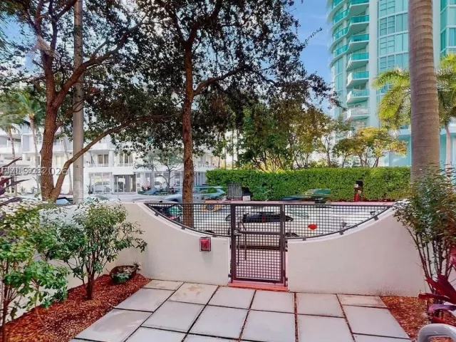 2-bedroom condo for rent in Miami Beach - 6000 Collins Ave 124 - MondialRealty