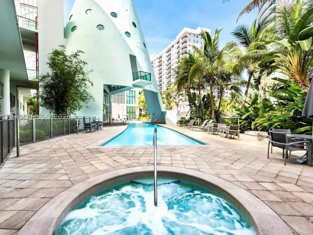 2-bedroom condo for rent in Miami Beach - 6000 Collins Ave 124 - MondialRealty