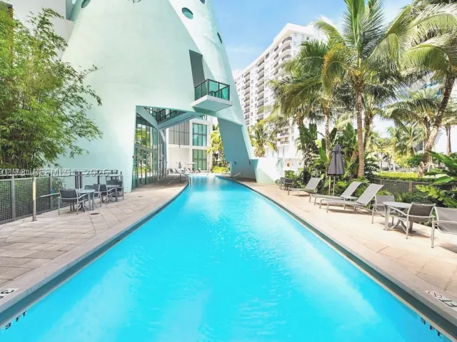2-bedroom condo for rent in Miami Beach - 6000 Collins Ave 124 - MondialRealty