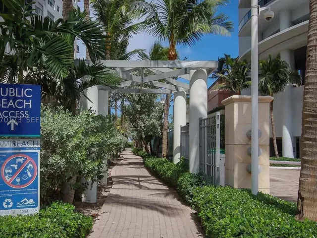 2-bedroom condo for rent in Miami Beach - 6000 Collins Ave 124 - MondialRealty
