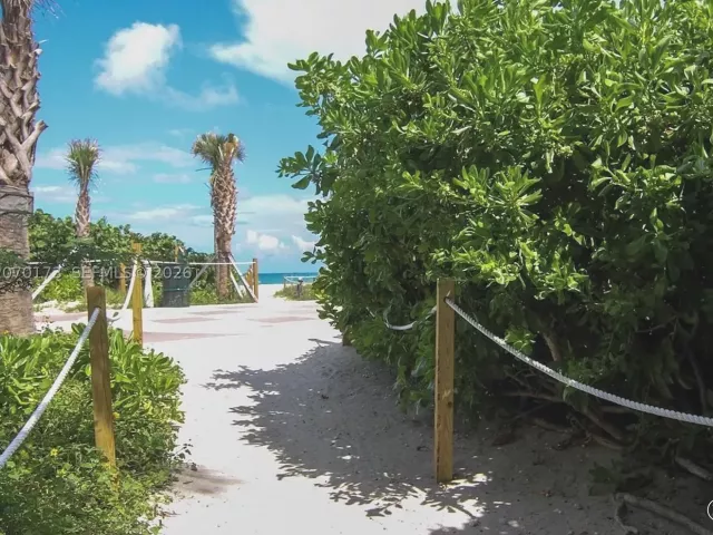 2-bedroom condo for rent in Miami Beach - 6000 Collins Ave 124 - MondialRealty