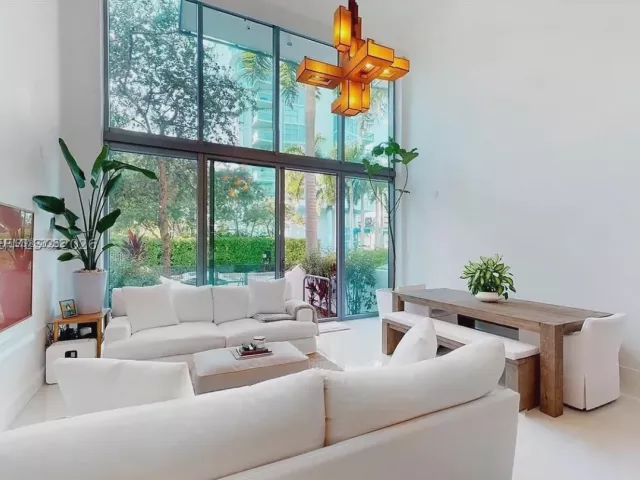 2-bedroom condo for rent in Miami Beach - 6000 Collins Ave 124 - MondialRealty