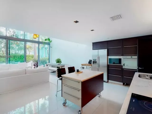 2-bedroom condo for rent in Miami Beach - 6000 Collins Ave 124 - MondialRealty