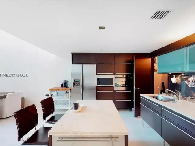 2-bedroom condo for rent in Miami Beach - 6000 Collins Ave 124 - MondialRealty