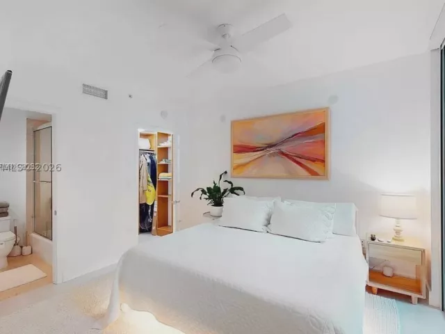 2-bedroom condo for rent in Miami Beach - 6000 Collins Ave 124 - MondialRealty