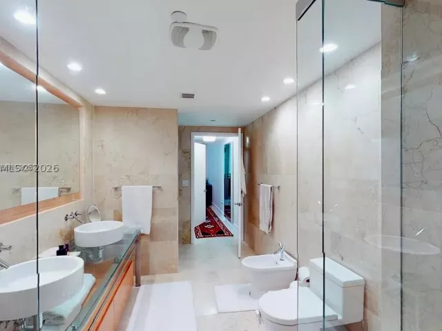 2-bedroom condo for rent in Miami Beach - 6000 Collins Ave 124 - MondialRealty