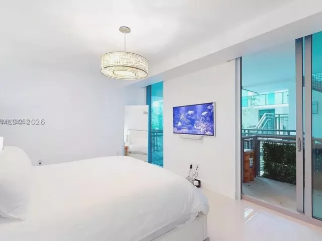 2-bedroom condo for rent in Miami Beach - 6000 Collins Ave 124 - MondialRealty