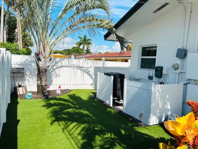 3-bedroom home for sale in Fort Lauderdale - 1640 NE 59th Pl - MondialRealty