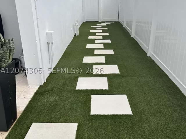 3-bedroom home for sale in Fort Lauderdale - 1640 NE 59th Pl - MondialRealty