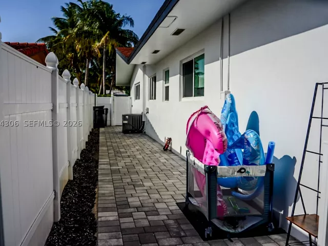 3-bedroom home for sale in Fort Lauderdale - 1640 NE 59th Pl - MondialRealty