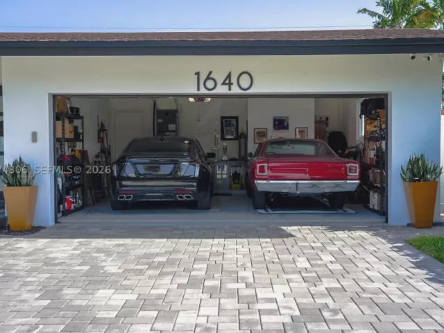 3-bedroom home for sale in Fort Lauderdale - 1640 NE 59th Pl - MondialRealty