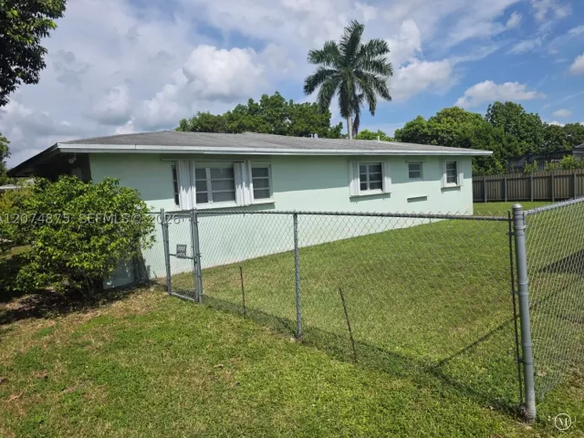 3-bedroom home for sale in Homestead - 15905 SW 280th St - MondialRealty