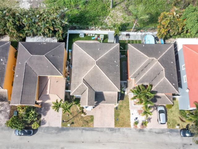 4-bedroom home for sale in Hollywood - 4916 SW 38TH Way - MondialRealty