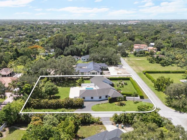 5-bedroom home for sale in Miami - 11601 SW 88th Ave - MondialRealty