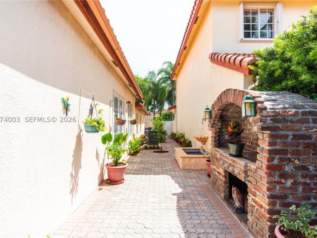 4-bedroom home for sale in Doral - 10564 NW 57th St - MondialRealty
