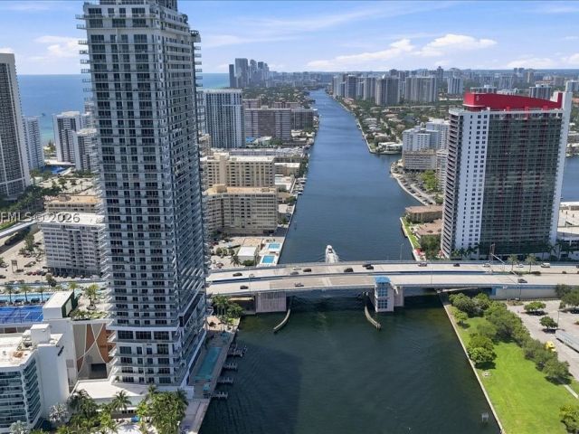 2-bedroom condo for sale in Hollywood - 4010 S Ocean Dr T3909 - MondialRealty