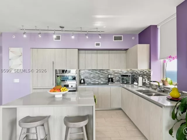 2-bedroom condo for sale in Hollywood - 4010 S Ocean Dr T3909 - MondialRealty