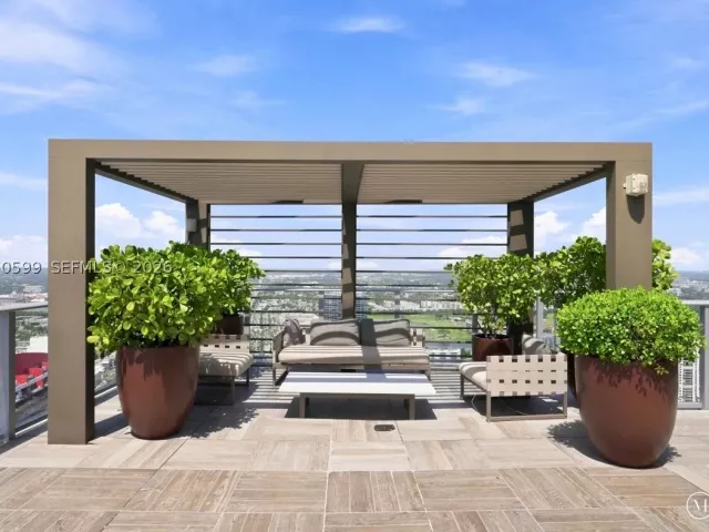 2-bedroom condo for sale in Hollywood - 4010 S Ocean Dr T3909 - MondialRealty
