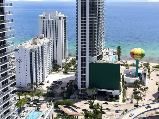 2-bedroom condo for sale in Hollywood - 4010 S Ocean Dr T3909 - MondialRealty