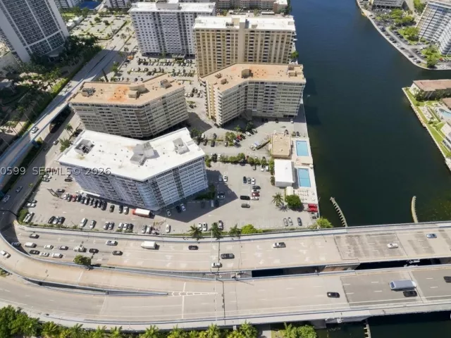 2-bedroom condo for sale in Hollywood - 4010 S Ocean Dr T3909 - MondialRealty